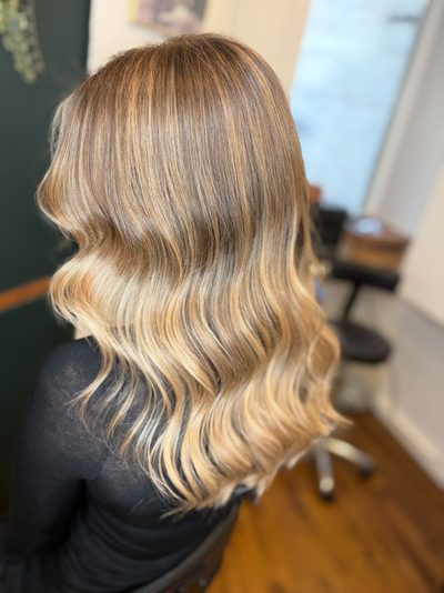 Bronde balayage med glansfulde bølger, set fra siden