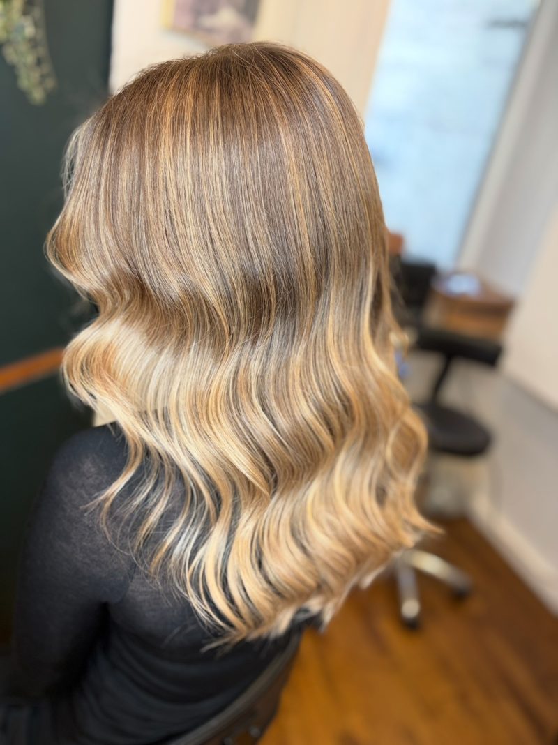 Bronde balayage med glansfulde bølger, set fra siden