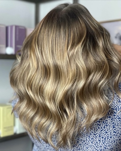Gyldenbrunt balayage med varme bølger, set bagfra