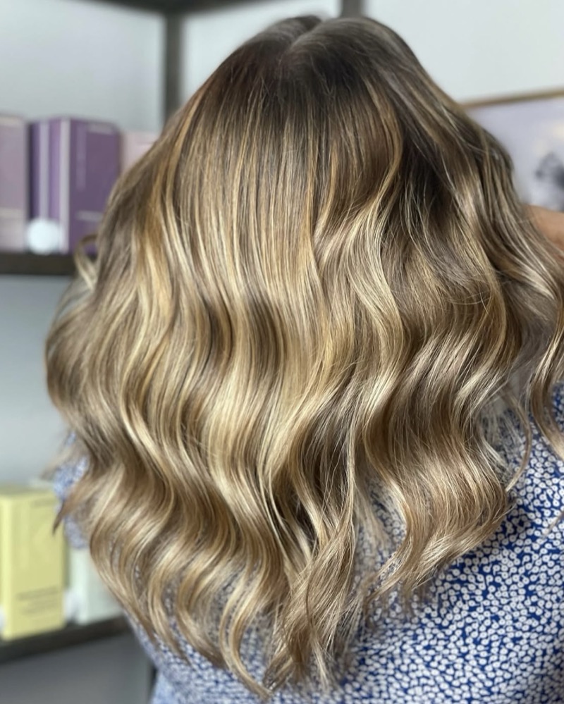 Gyldenbrunt balayage med varme bølger, set bagfra