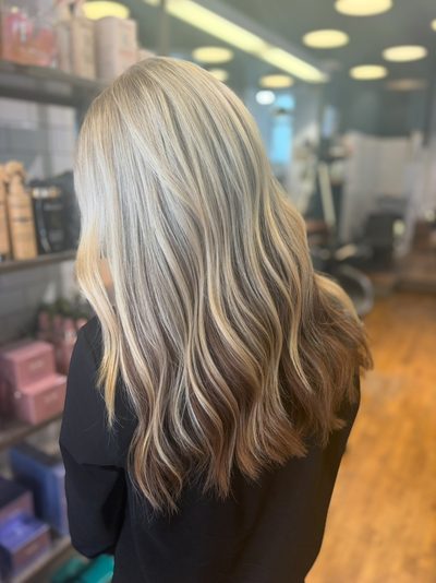 Blondt hår med highlights og bløde bølger, set bagfra